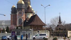Poliţia a intervenit la Catedrala Neamului! Peste 200 de credincioşi s-au adunat la slujba de azi