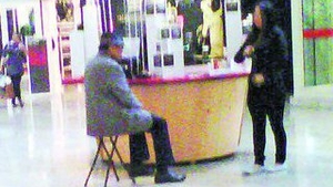 Incredibila decadere a lui Joe Jackson, tatal lui Michael! Vinde aftershave in mall