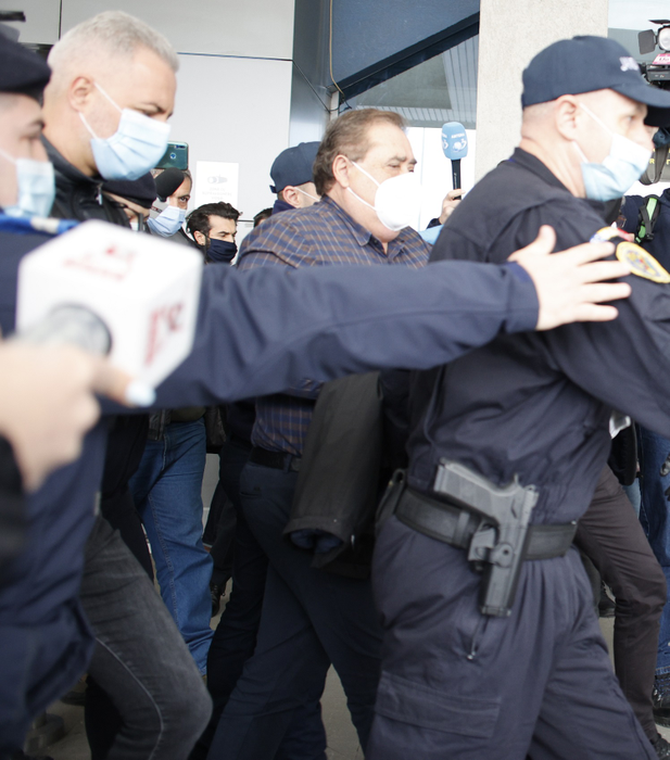 Ioan Niculae, ridicat de pe aeroport pentru a fi dus la închisoare (Foto: CANCAN.RO)
