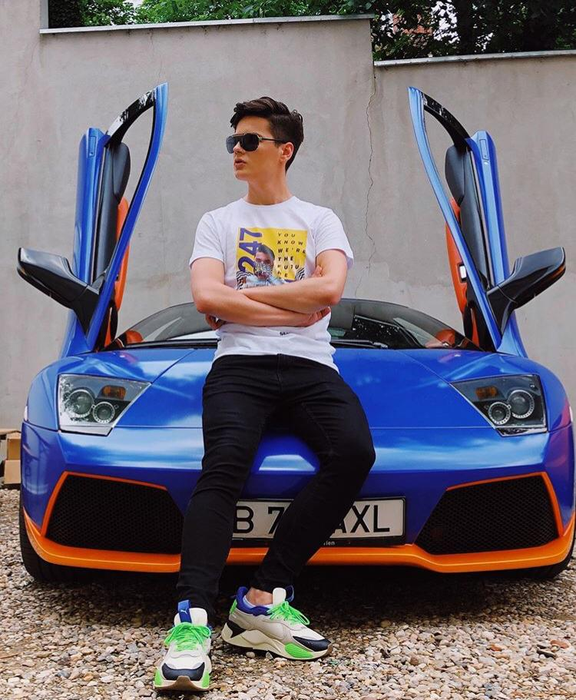 Selly, cel mai urmărit vlogger din România