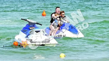 Siman si copiii sai traiesc viata la maximum. S-au aventurat cu skijet-ul pe mare si au simtit adrenalina