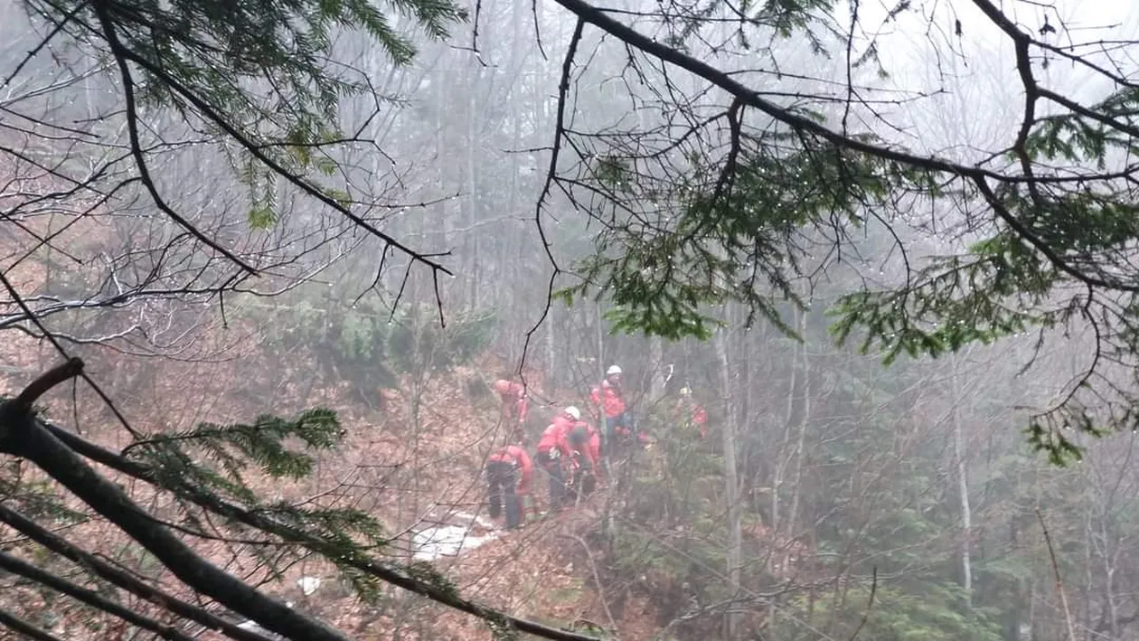 Misiune contracronometru în munte. Un tânăr s-a prăbușit într-o prăpastie pe Valea Caraimanului