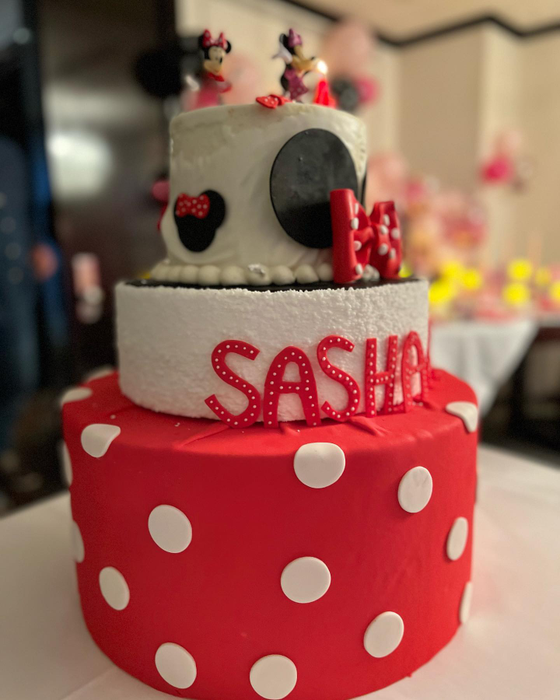 Tortul micuței Sasha a fost decorat cu personajele preferate din desenele animate/ Sursă foto - Instagram.com