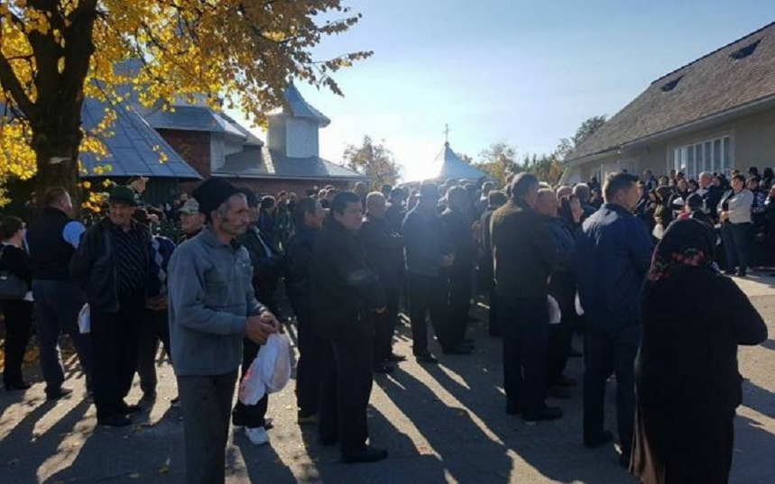 FOTO / Imaginile durerii! Ce s-a întâmplat la înmormântarea preotului care a murit alături de familia lui, în timp ce mergeau la Sf. Parascheva!