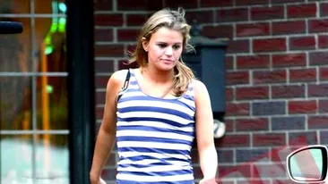 Merge in sosete pe strada