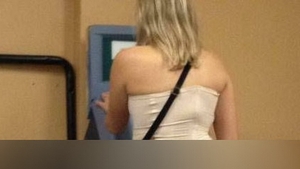 Nici prin cap nu o sa iti treaca cum a fost surprinsa aceasta femeie la un bancomat!