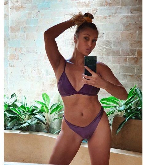 Vedetele „se sparg” în figuri la Mamaia, ea trăiește regește în Bali! Lora face show-uri indecente pe internet, din izolare