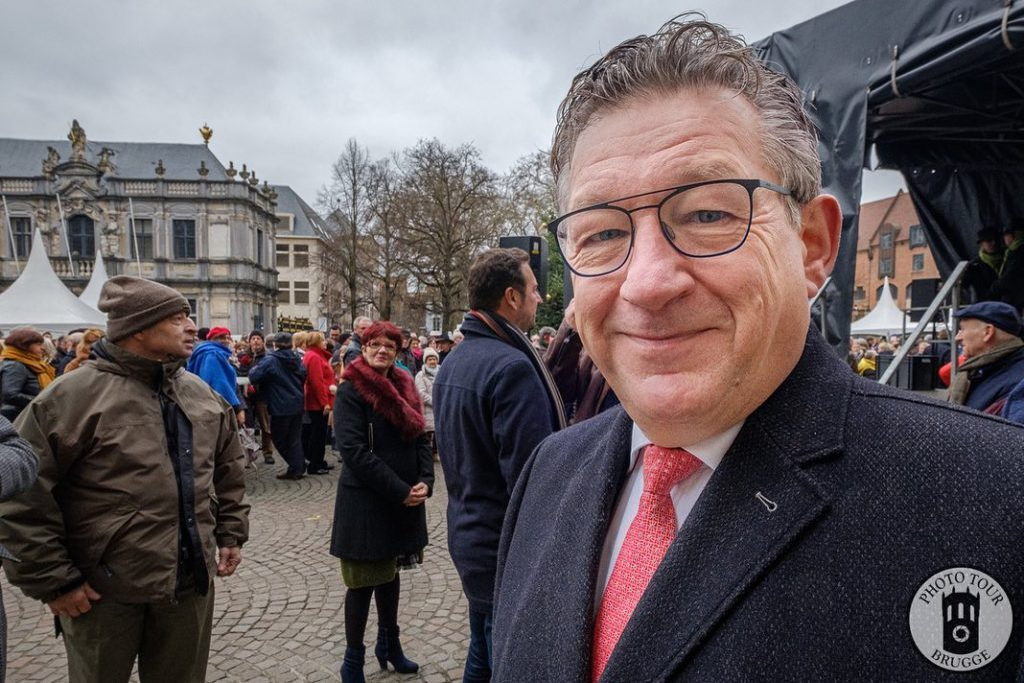 Primarul din Bruges a fost înjunghiat în gât, în centrul orașului! Atacatorul a reușit să fugă, dar a fost prins de oamenii legii