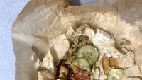 Cătălina a comandat acasă un gyros, de la o shaormerie din Iași. Când a desfăcut ambalajul, să cadă din picioare. Ce a primit, de fapt