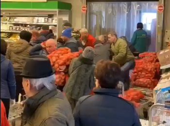 VIDEO. Pandemia de coronavirus i-a transformat pe români! Bătaie pe cartofi în cel mai mare hypermarket din Constanța