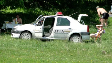 Masina politiei nu merge mereu la sectie! Agentii astia si-au facut de cap in timpul serviciului! Au iesit cu Loganul la iarba verde - Da-i Like