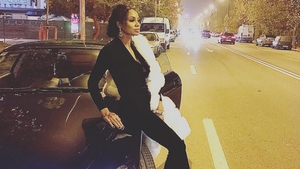 Sexy, dar nu prea! Laurette a pozat dezbrăcată pe stradă şi şi-a etalat ”şunculiţele” în toată splendoarea
