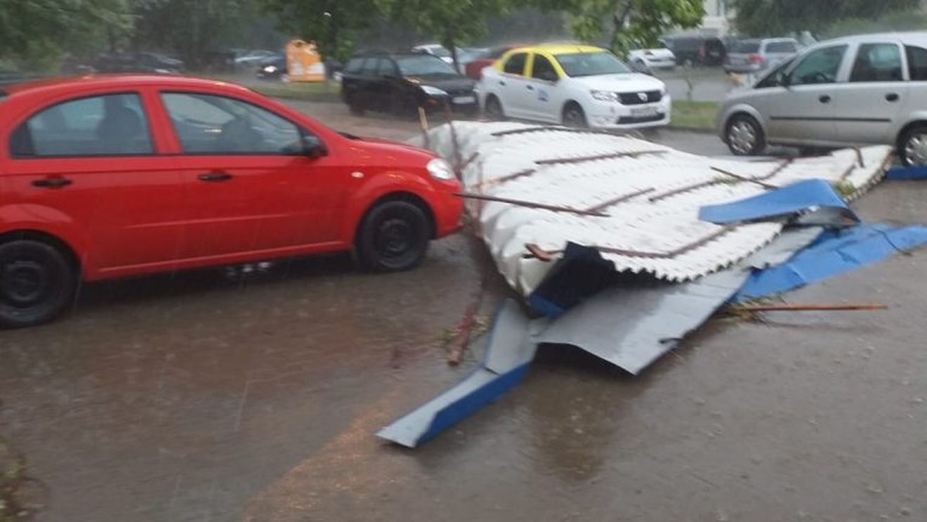 Acoperiş desprins de pe un bloc din Focșani, din cauza vântului puternic
