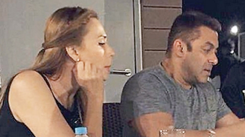 IULIA VÂNTUR şi SALMAN KHAN, din ce în ce mai apropiaţi. Cei doi îndrăgostiţi au apărut împreună acolo unde lumea se aştepta mai puţin 