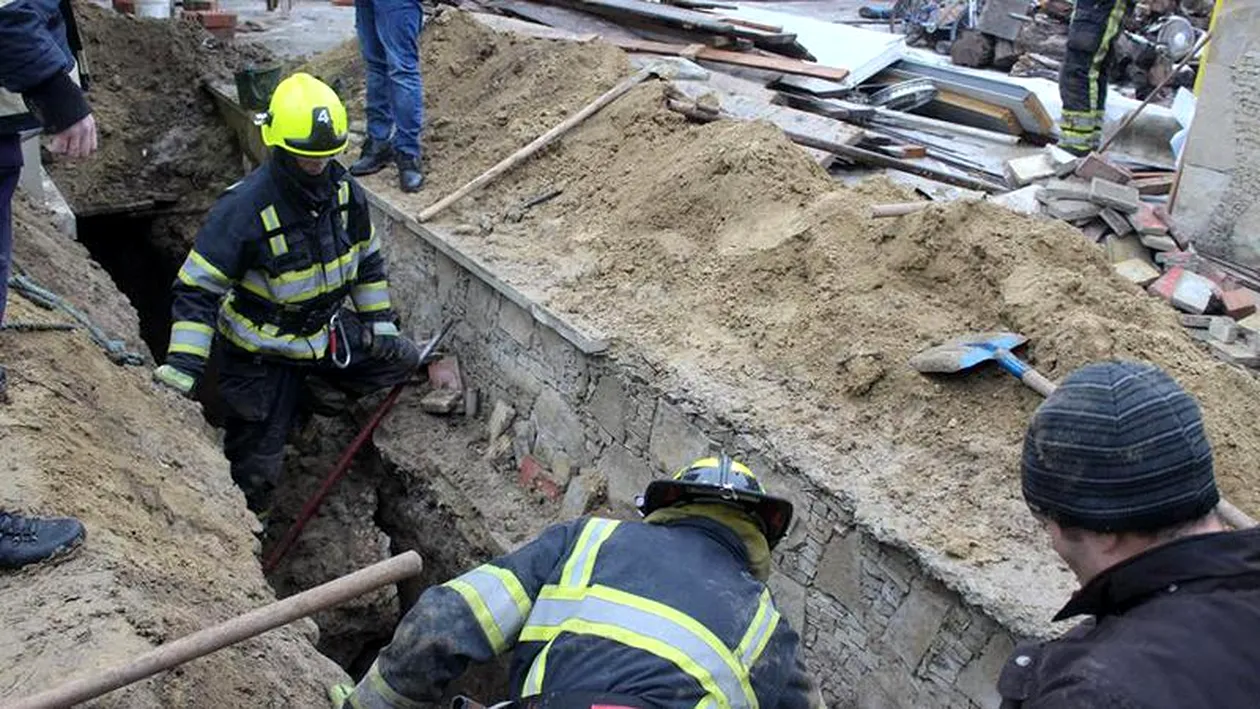 Alba: Un bărbat care lucra la canalizare a murit după ce un mal de pământ s-a surpat peste el