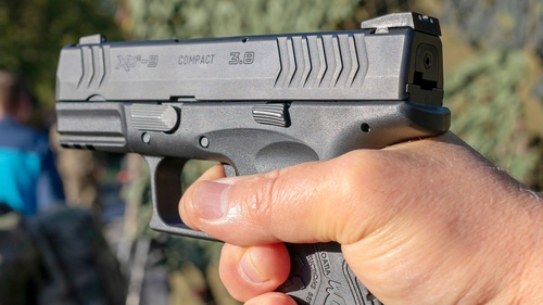Angajata unui magazin din Cluj, amenințată cu un pistol de un bărbat de 40 de ani! Ce s-a întâmplat imediat după