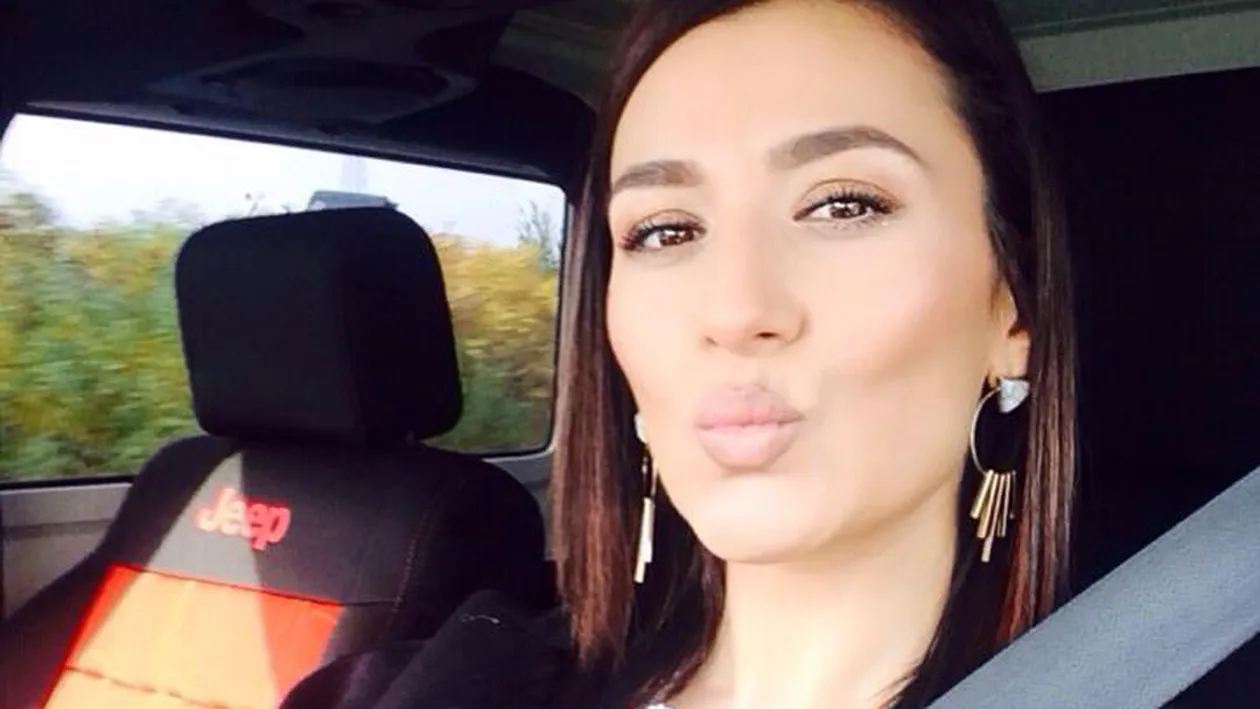 CLAUDIA ex-Sexxy cu burtica de gravidă la vedere. S-a dezbrăcat în costum de baie şi...