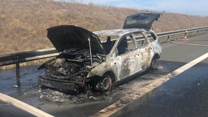 O mașină a luat foc pe Autostrada Soarelui. Pompierii au intervenit de urgență