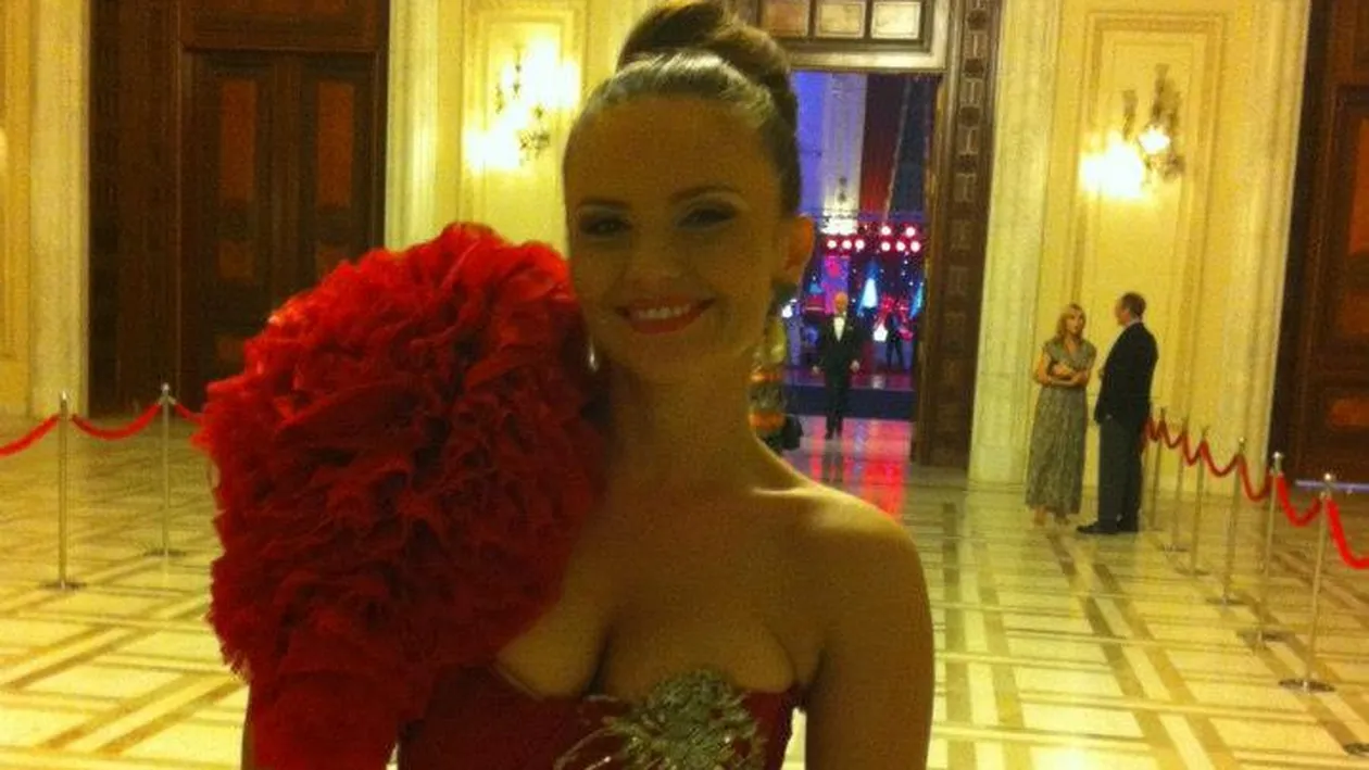 Corsetul care aproape a lasat-o fara aer! Sotia lui Madalin Ionescu, cu sanii sugrumati de o rochie mult prea stramta!