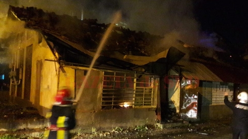 Incendiu la o hală din Craiova! Au intervenit cinci autospeciale
