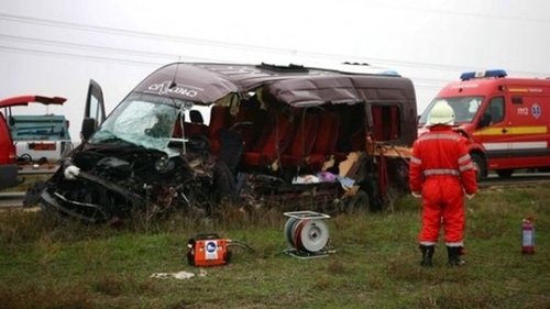 Accident grav in Bacau! 11 persoane au fost strivite intr-un microbuz!