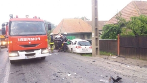 Doi morți și doi răniți, în urma impactului violent dintre o mașină și un autotren în Covasna