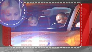 Neastâmpăratul domn Șoșoacă a început să copilărească după despărțire. Ce i-a făcut soțul șefei SOS unei blonde într-o mașină americană