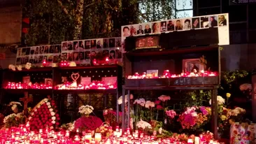 Imagini dureroase. Zeci de oameni adunați cu lumânări și coroane de flori în fața clubului Colectiv, la 5 ani de la tragedie
