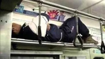 VIDEO Versurile lui Connect-R sunt minciuna pe langa astea! Asculta aici imnul boschetarilor care nu au casa: Hei, rapan, jeg! Nu pot sa dorm ca nu am unde - Da-i share pe Facebook