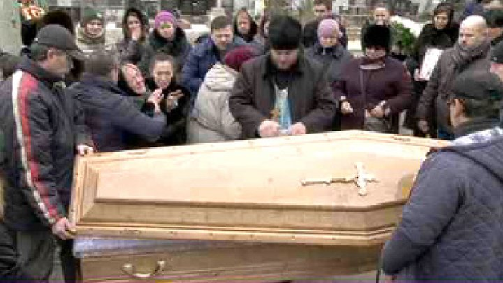 Primele imagini de la înmormântarea Anastasiei Cecati! Rudele și prietenii, împietriți de durere