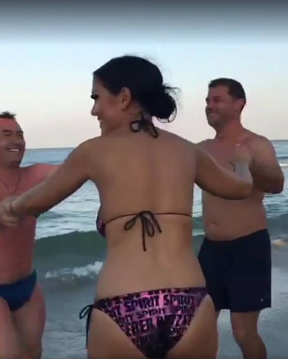 Rar mai vezi aşa ceva! Ce a făcut aseară ANDREEA MANTEA cu doi bărbaţi pe plajă: „Oamenii se uită la noi ca la circ!“