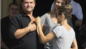 Un bodyguard rus a innebunit cand a vazut-o pe Sarah Jessica Parker! A vrut sa o sarute cu forta! Vezi cum a scapat actrita