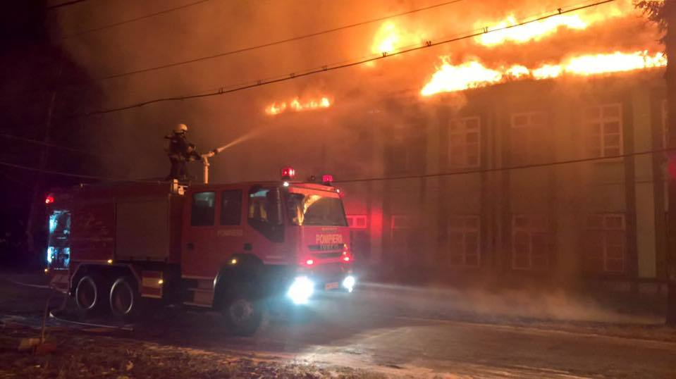 Incendiu violent la un spital din Timiş! Pompierii se luptă cu focul de mai bine de două ore