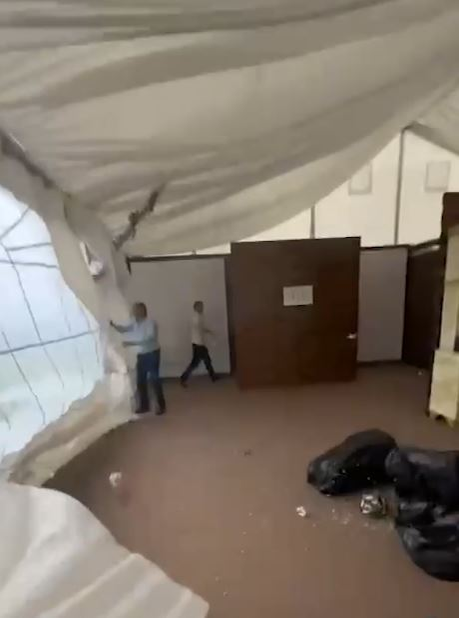 Angajații au încercat să protejeze locația din calea furtunii