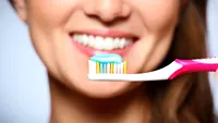 La câte săptămâni trebuie să-ți schimbi periuța de dinți, de fapt. Puțini români știu acest lucru