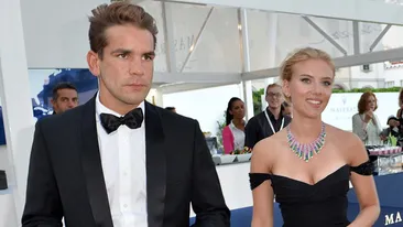 E considerată drept una dintre cele mai sexy femei din lume, dar nu are noroc în dragoste! SCARLET JOHANSSON a divorţat după doar doi ani de căsnicie!