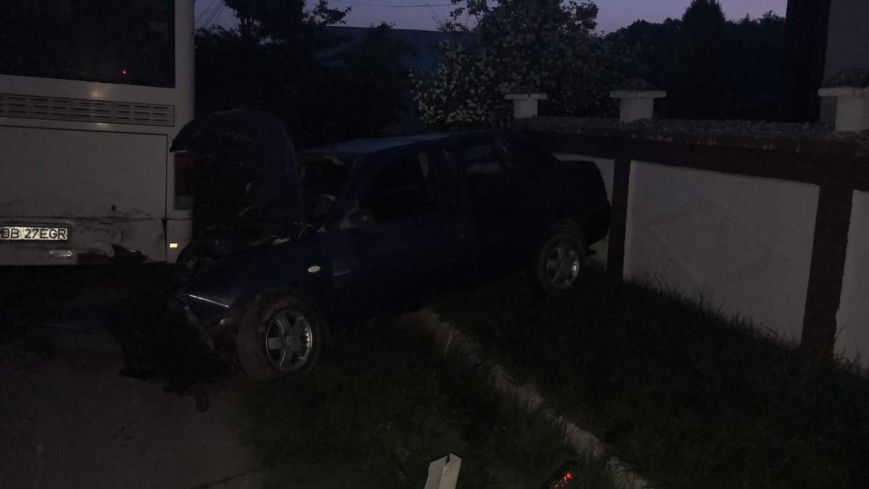 A furat mașina bunicului său și s-a oprit cu ea într-un autobuz. Tânărul nu avea permis. Și el, și pasagerul au ajuns la spital