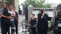 O protejează şi după moartea! Ce a apărut la poarta casei Denisei, după ce sicriul cu trupul neînsufleţit al artistei a ajuns la Ştefăneşti