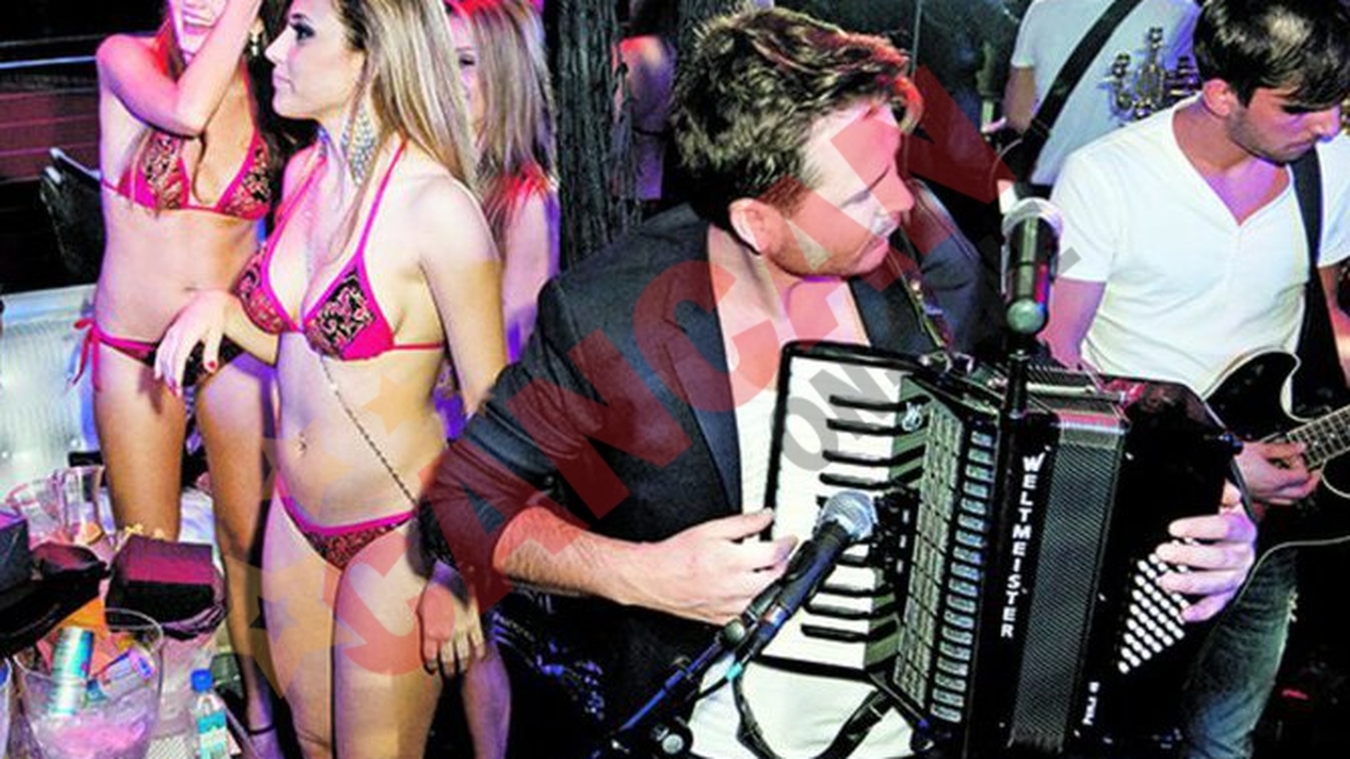 Le-a cantat americanilor la acordeon