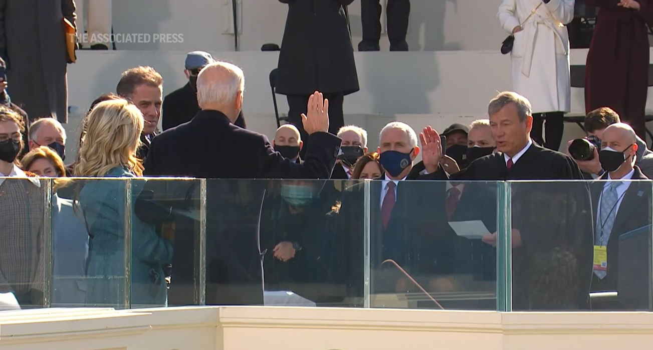 Joe Biden a jurat pe o Biblie veche de 120 de ani. Detaliu de pe copertă și povestea impresionantă a cărții