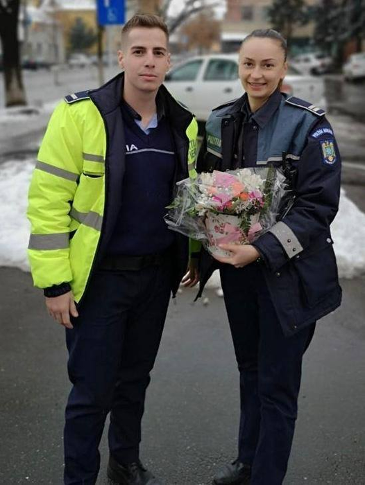 O polițistă din Cluj a încătușat ca-n filme un bărbat care îi arăta gesturi obsecene. Primele ei declarații după ce incident