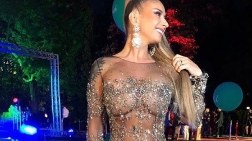 Anamaria Prodan s-a pozat dezbrăcată într-un Ferrari de 300.000 de euro!
