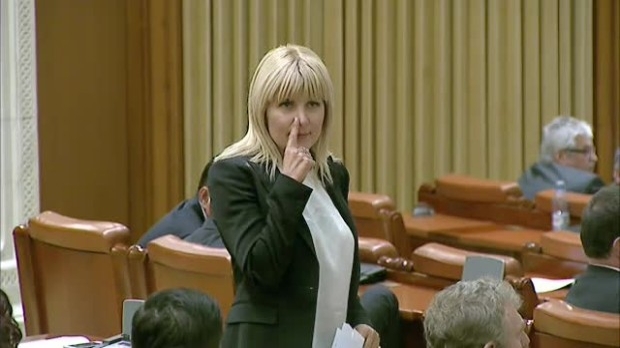 Elena Udrea a fost scoasa cu catuse de la DNA! Spaga de 500.000 euro