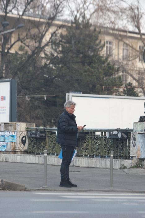 Înainte de a intra în bancă își verifică telefonul