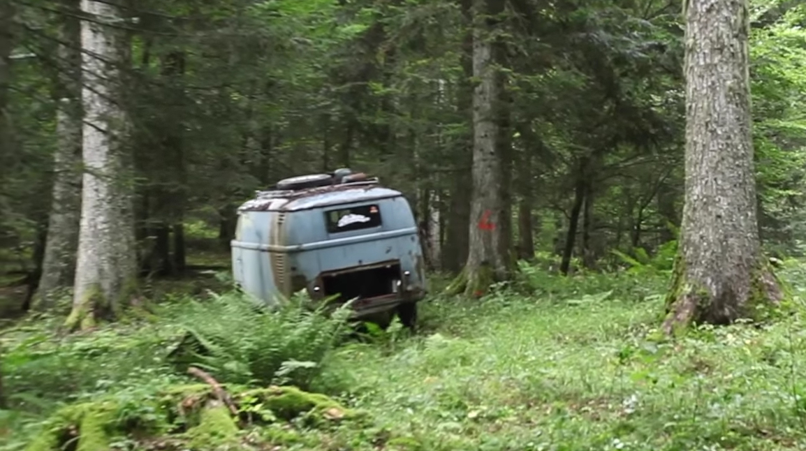Transformarea incredibilă a unui autobuz Volkswagen: cum a ajuns să pornească deşi fusese abandonat acum 40 de ani în munţi