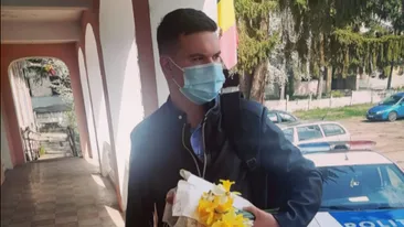 Gestul impresionant făcut de un tânăr polițist din Bacău. Cum a reacționat, atunci când a văzut o bătrână care vindea buchete de flori