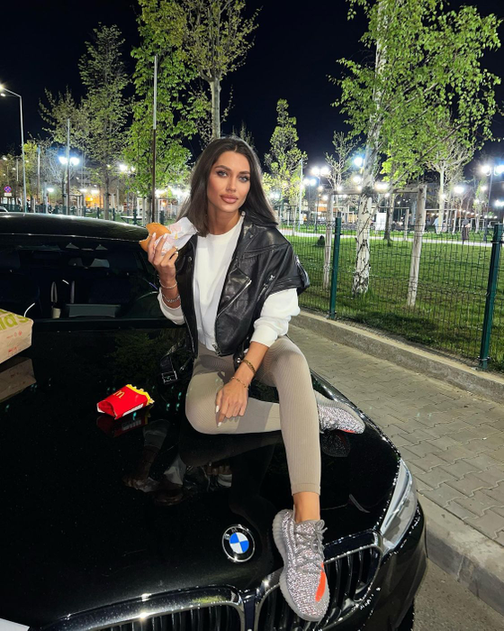 Andra Lotsopa conduce prin Capitală superbul Lamborghini Urus al prietenului ei