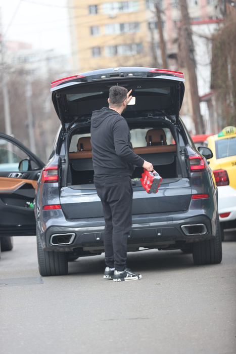 Ibrahim, iubitul Ralucăi, are de luat niște sticle de cola din portbagaj (Foto: CANCAN.RO)