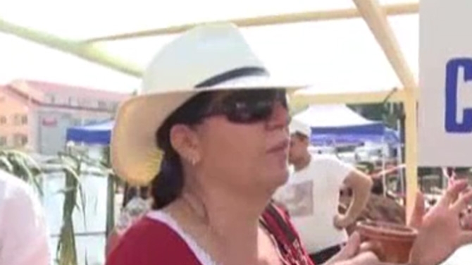 In timp ce Serban Ionescu este imobilizat la pat, Magda Catone s-a distrat la un festival din Olt cu vin la cana!