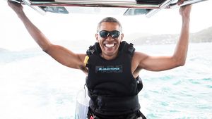 BARACK OBAMA se bucură din plin de vacanţă, după încheierea mandatului de preşedinte! S-a distrat pe cinste alături de unul dintre cei mai bogaţi oameni din lume, RICHARD BRANSON